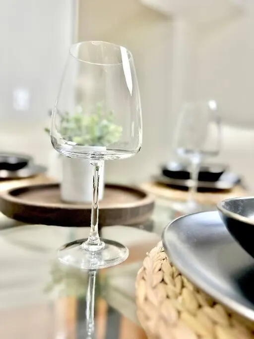 Lake View Apartment W/Parking! Toronto