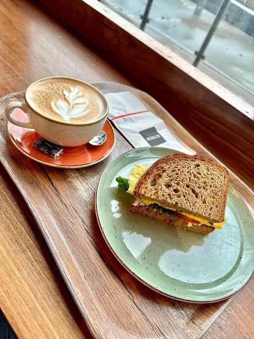 Lake View Apartment W/Parking! 0*, Toronto