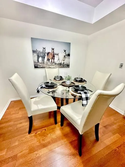 Lake View Apartment W/Parking! 토론토 0*,  캐나다