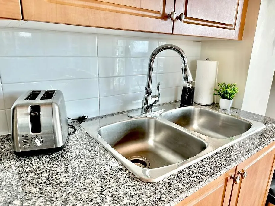 Lake View Apartment W/Parking! 토론토