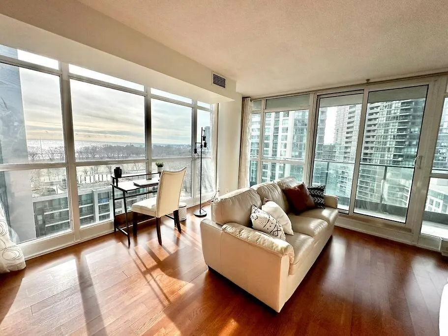 Lake View Apartment W/Parking! Toronto
