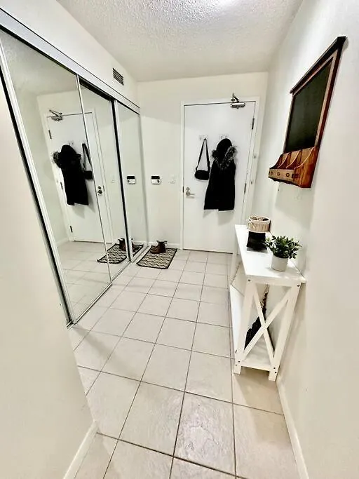 Lake View Apartment W/Parking! Toronto 0*,