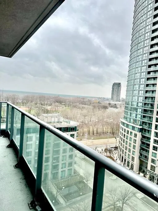 Lake View Apartment W/Parking! Toronto