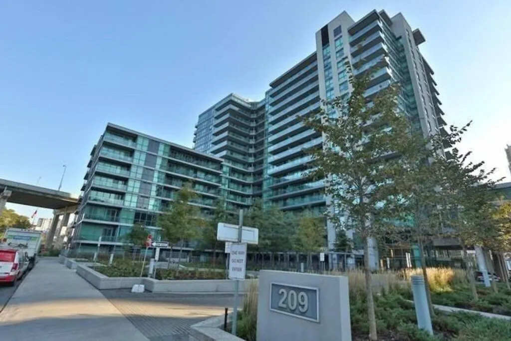 Lake View Apartment W/Parking! location