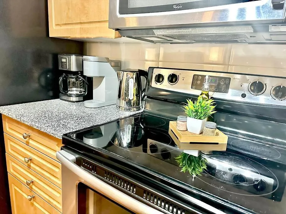 Lake View Apartment W/Parking! Toronto Canada