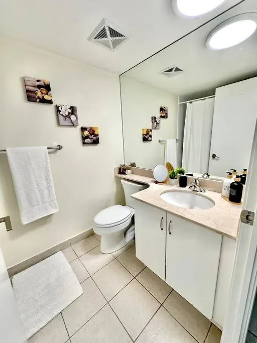 Lake View Apartment W/Parking! Toronto