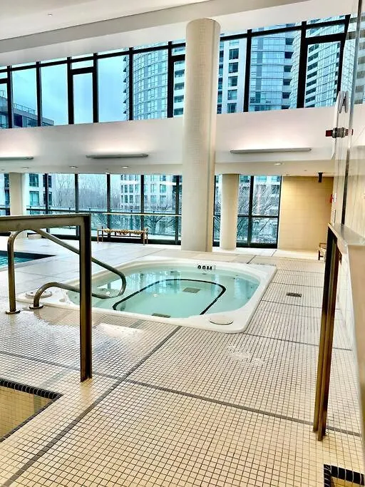 Lake View Apartment W/Parking! Toronto