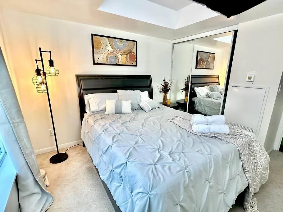 Lake View Apartment W/Parking! Toronto