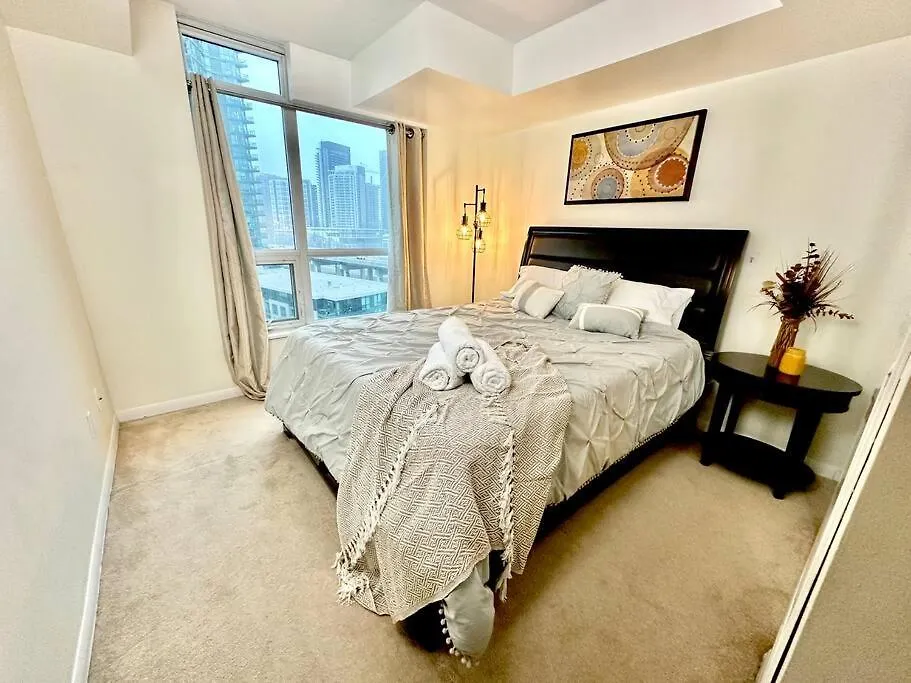 Lake View Apartment W/Parking! Toronto