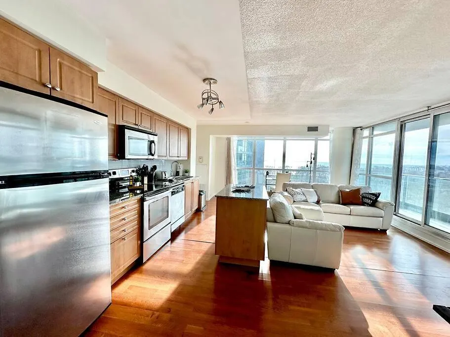 Lake View Apartment W/Parking! Toronto