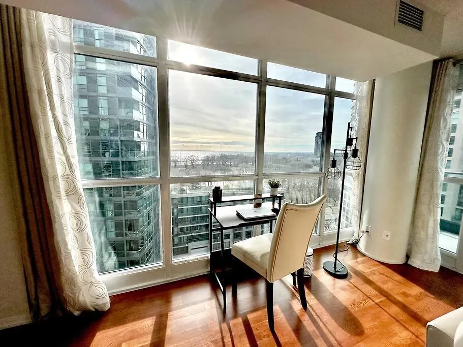 Lake View Apartment W/Parking! Toronto