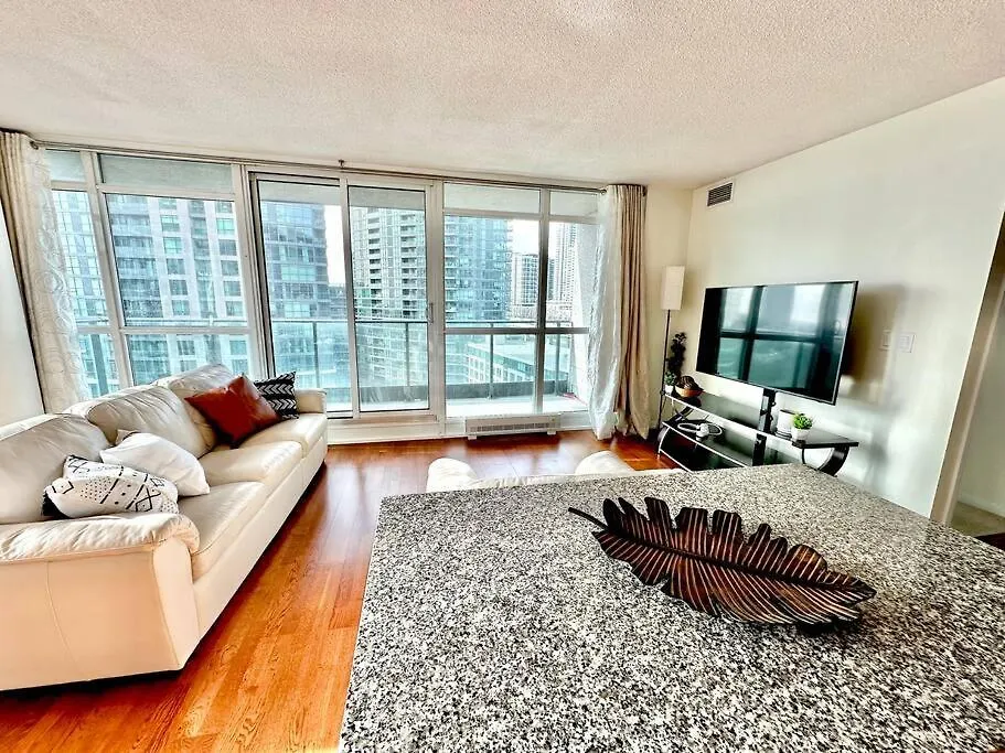 Lake View Apartment W/Parking! Toronto